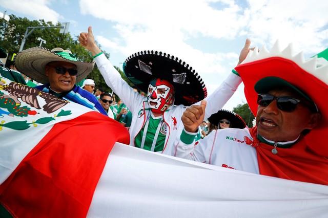 روسيا 2018| صور..جماهير المكسيك تتوافد على ملعب لوجنيكي  استعداد لموقعة الالمان 