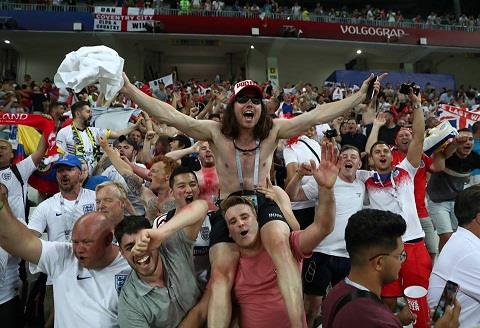 جماهير إنجلترا تحتفل بالفوز على تونس