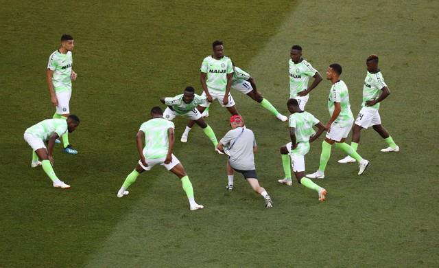 إحماء لاعبو نيجيريا وأيسلندا بملعب «فولجوجراد»