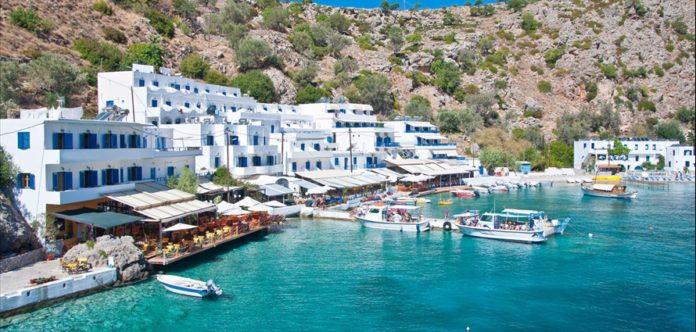 8 جزر يونانية ساحرة تجمع بين الاستجمام والمرح