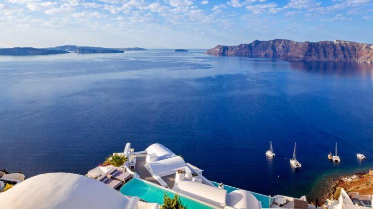 8 جزر يونانية ساحرة تجمع بين الاستجمام والمرح