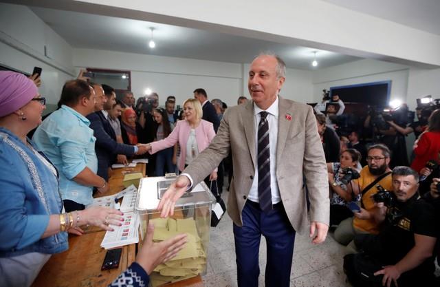 الناخبون الأتراك يدلون بأصواتهم في الانتخابات