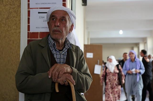 الناخبون الأتراك يدلون بأصواتهم في الانتخابات