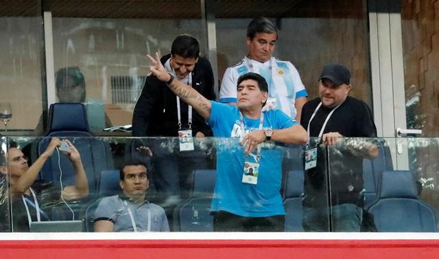 إنفعالات مارادونا بعد فوز الأرجنتين على نيجيريا