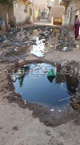 30صورة لغرق «قرية بهيدة» في مياه «الصرف الصحي» 