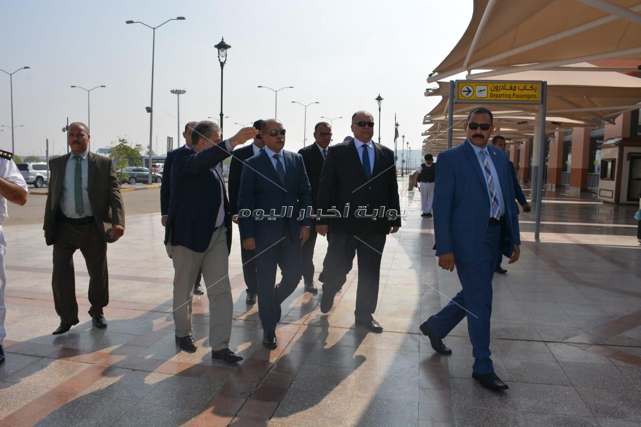 وزير الطيران المدنى يقوم بجولات ميدانية داخل مطار القاهرة