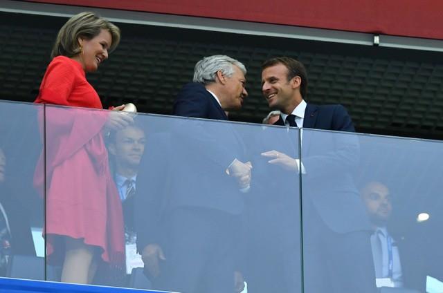 الرئيس الفرنسي وملكة بلجيكا 