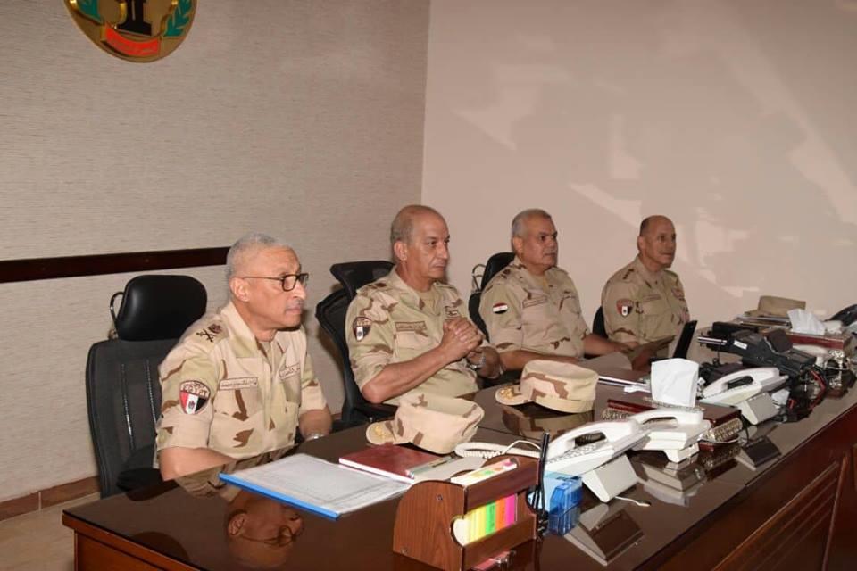 وزير الدفاع يتفقد قوات تأمين شمال سيناء