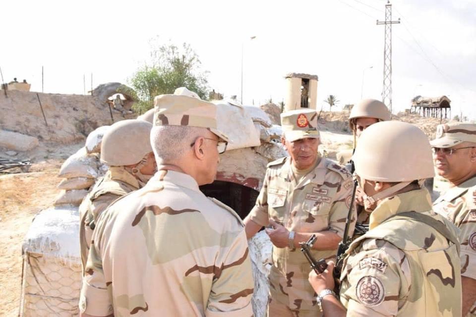 وزير الدفاع يتفقد قوات تأمين شمال سيناء
