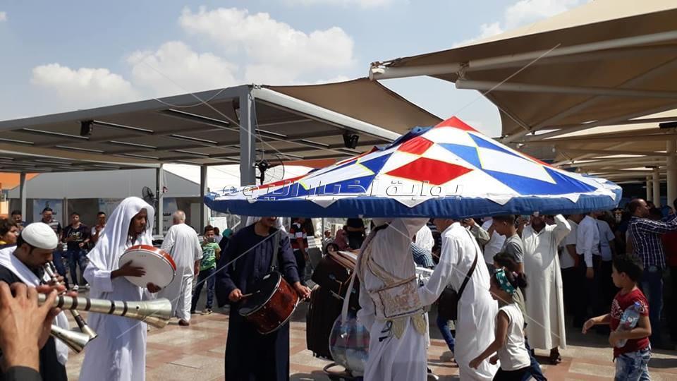 «المزمار والتنورة» في استقبال أولى رحلات الحجاج بمطار القاهرة 