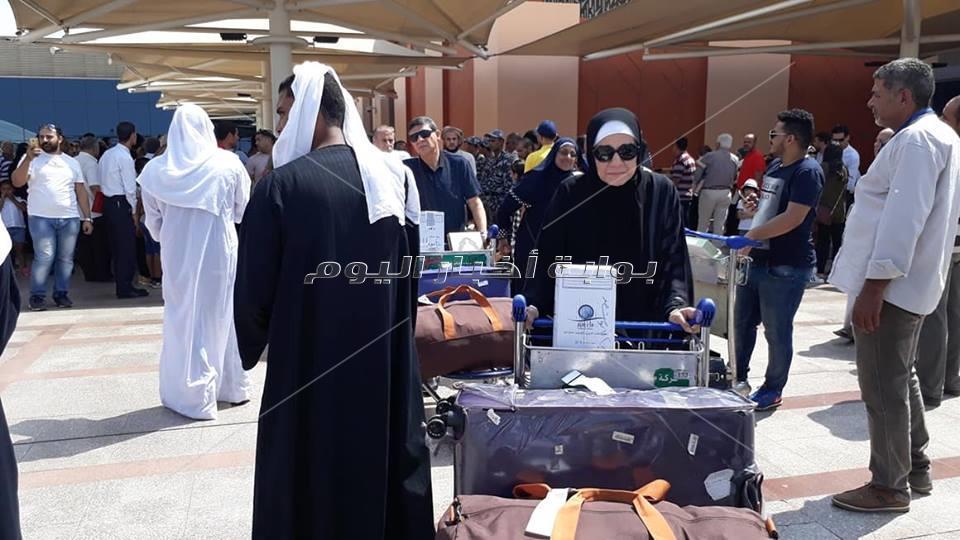«المزمار والتنورة» في استقبال أولى رحلات الحجاج بمطار القاهرة 