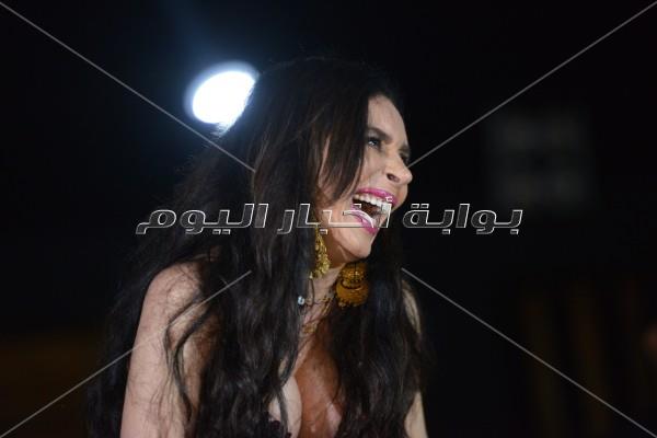 دينا تتألق على أغاني عمرو دياب في «الساحل»