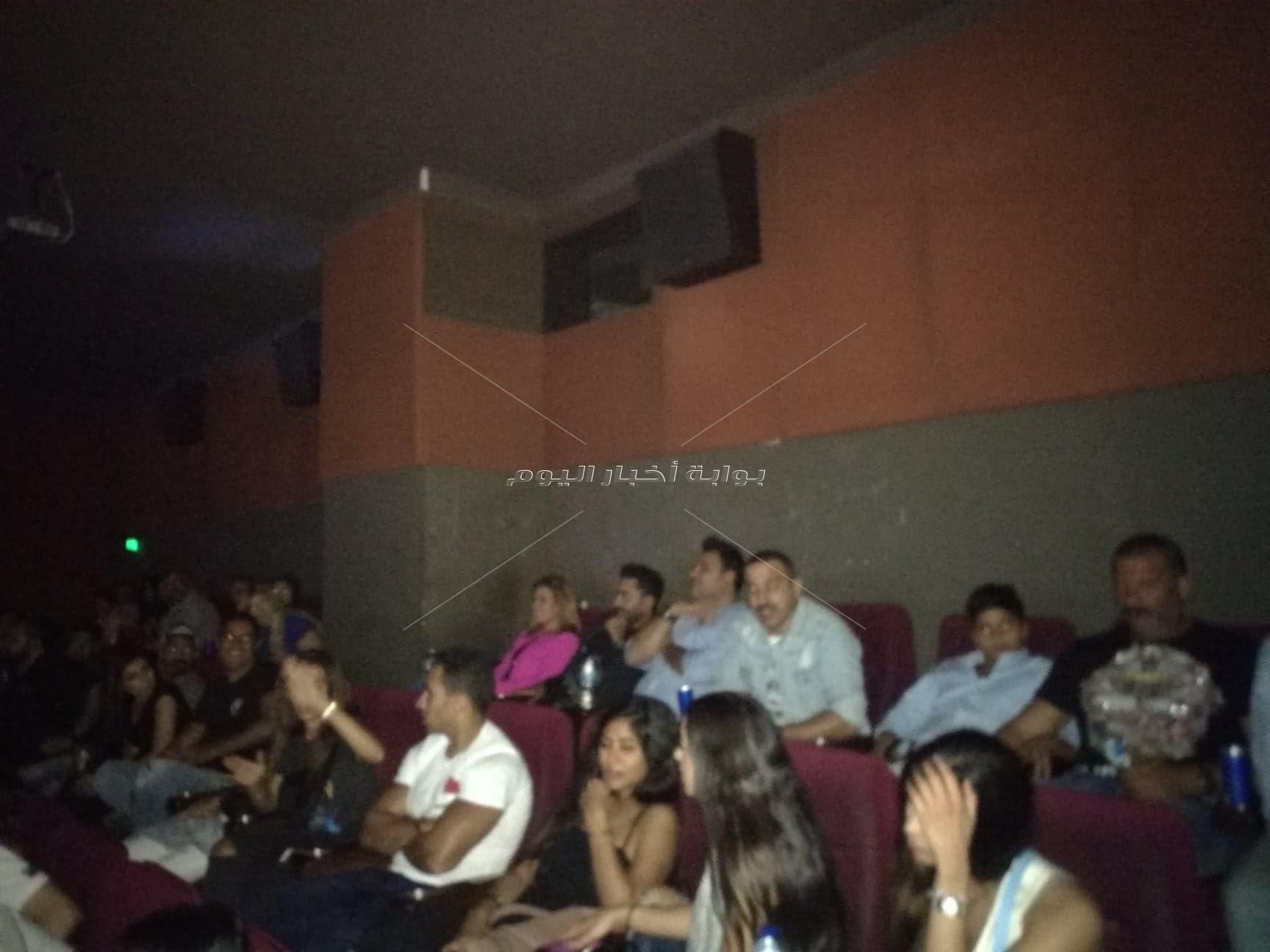 تامر حسني يشاهد «البدلة» مع الجمهور في سيتي ستارز