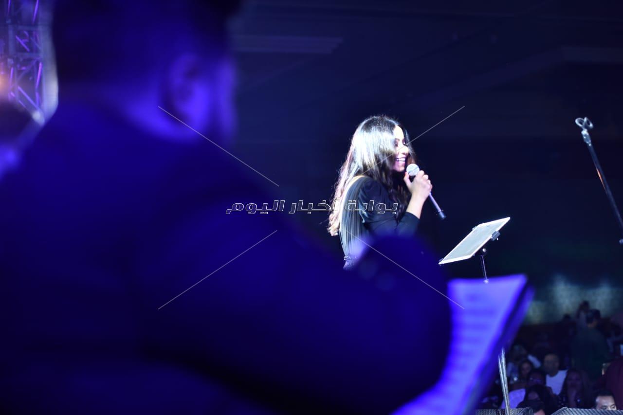 شيرين عبد الوهاب تتألق في حفل غنائي على ضفاف النيل