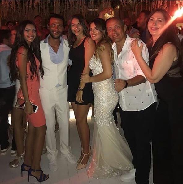 دينا الشربيني برفقة عمرو دياب في زفاف «محمد إمام» 	