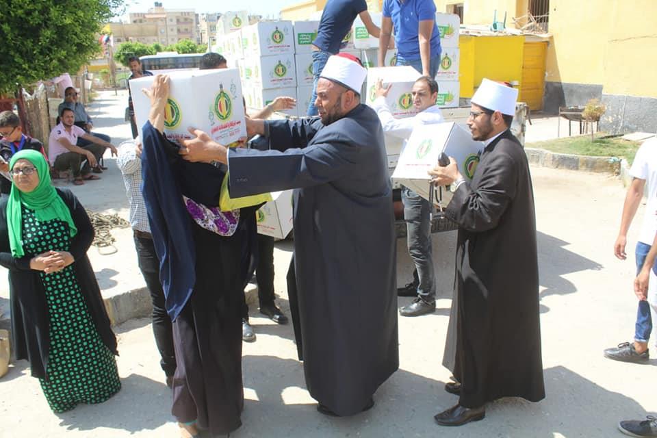قافلة الأزهر لشمال سيناء توزع 1500 عبوة غذائية وكسائية ودعاة الأزهر ينتشرون بمساجد العريش