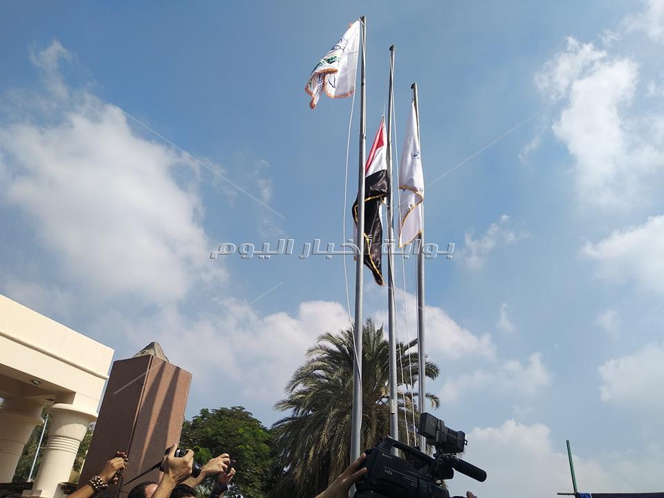 رئيس جامعة عين شمس يحيي العلم مع طلاب التربية العسكرية