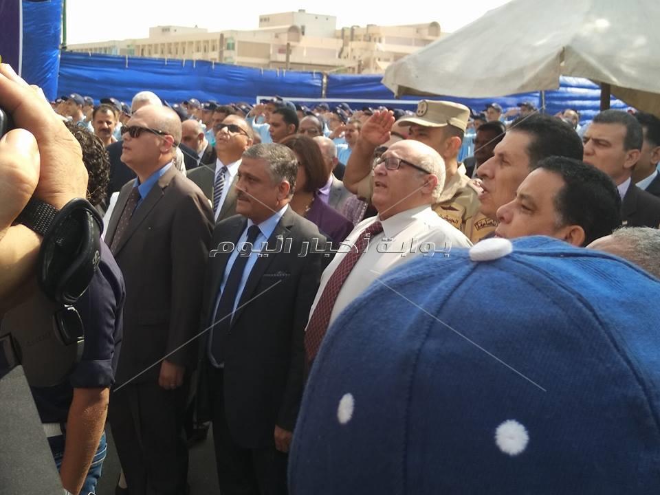 رئيس جامعة عين شمس يحيي العلم مع طلاب التربية العسكرية