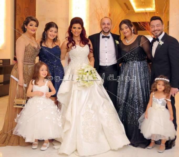 أحمد زاهر يحتفل بزفاف شقيق زوجته.. وتامر حسني والعسيلي ودينا يشعلون الزفاف