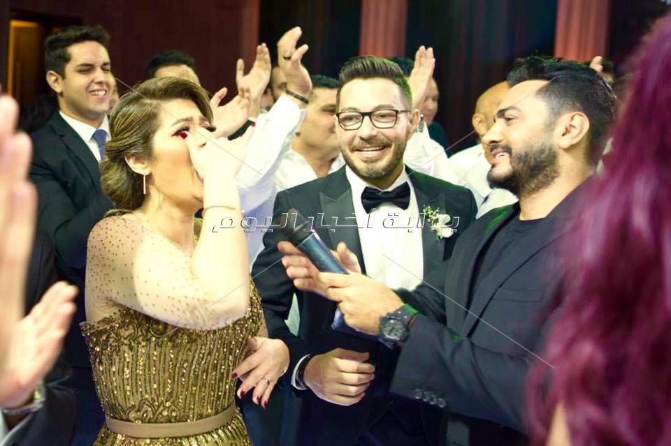 أحمد زاهر يحتفل بزفاف شقيق زوجته.. وتامر حسني والعسيلي ودينا يشعلون الزفاف