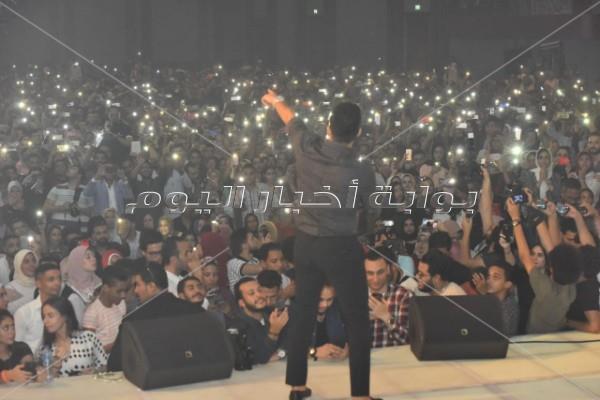 حماقي يختص طلاب «تجارة الإسكندرية» بأغنية من ألبومه الجديد