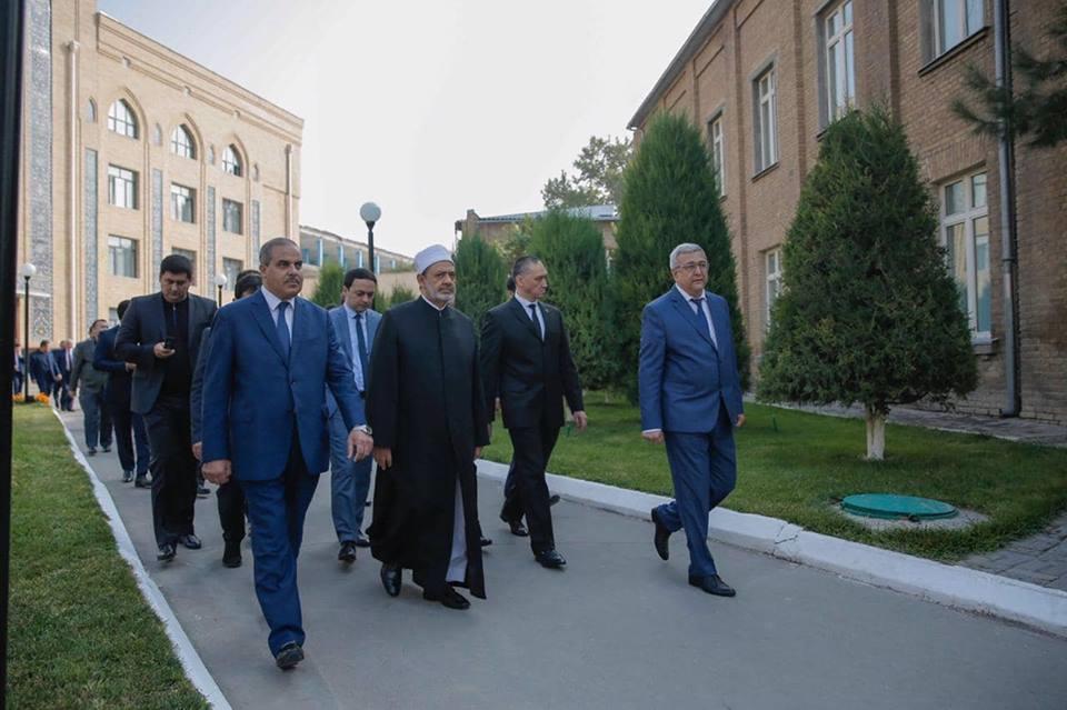 صور| أكاديمية أوزبكستان الإسلامية تقلد شيخ الأزهر "الدكتوراه الفخرية"