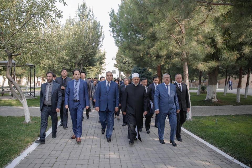 صور| أكاديمية أوزبكستان الإسلامية تقلد شيخ الأزهر "الدكتوراه الفخرية"