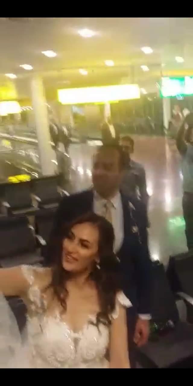 مطار القاهرة  يشارك عروسين فرحتهم داخل صالة السفر