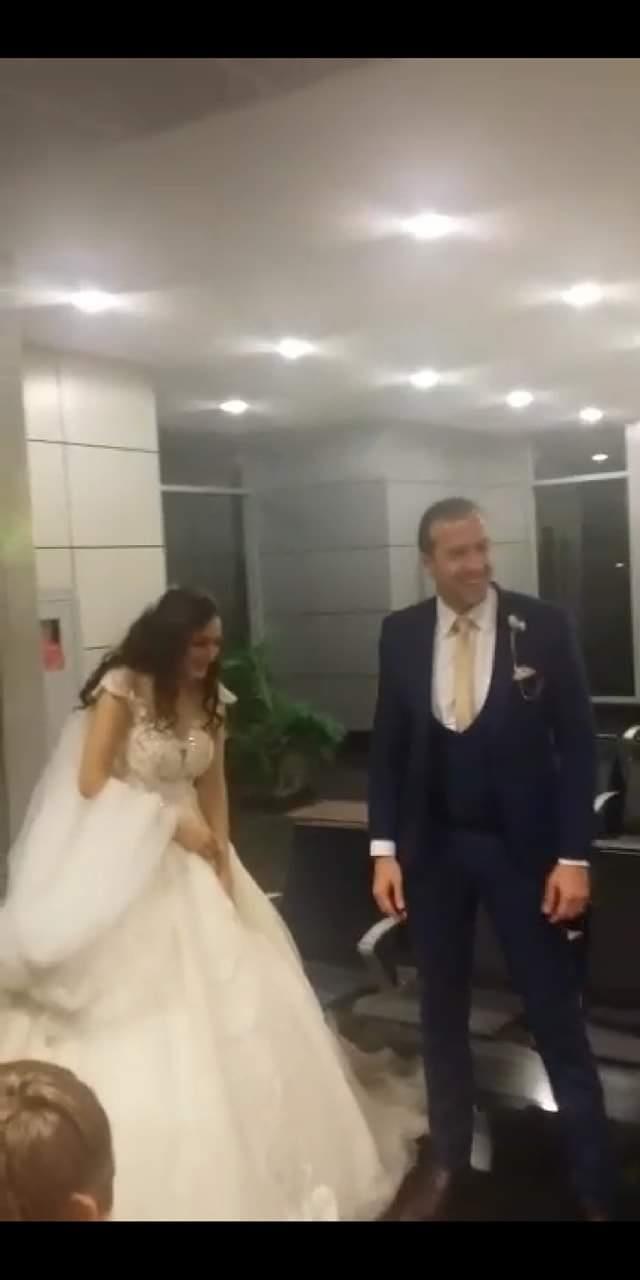 مطار القاهرة  يشارك عروسين فرحتهم داخل صالة السفر
