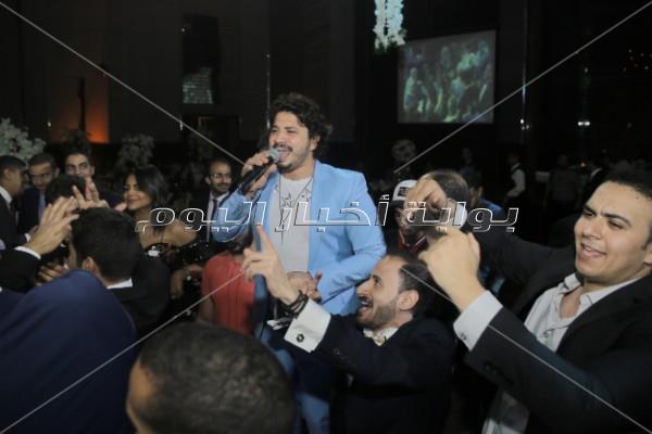 مصطفى حجاج يُغني «100 وش وخطوة» بزفاف «أحمد ونورا»