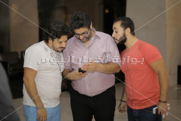 مصطفى حجاج يُغني «100 وش وخطوة» بزفاف «أحمد ونورا»