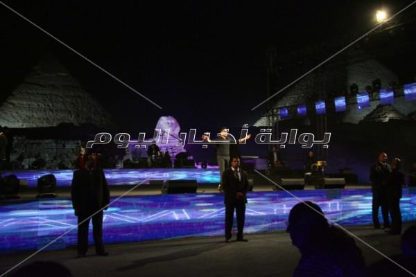 حماقي يتألق في حفل عالمي على سفح الأهرامات