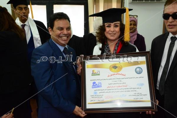 منح بدير ومنال سلامة وعلاء مرسي الدكتوراه الفخرية من إحدى الجامعات