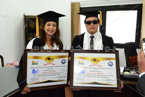 منح بدير ومنال سلامة وعلاء مرسي الدكتوراه الفخرية من إحدى الجامعات