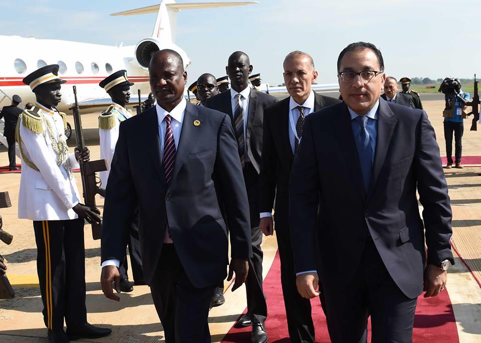نائب رئيس جمهورية جنوب السودان يستقبل مدبولي في مطار جوبا