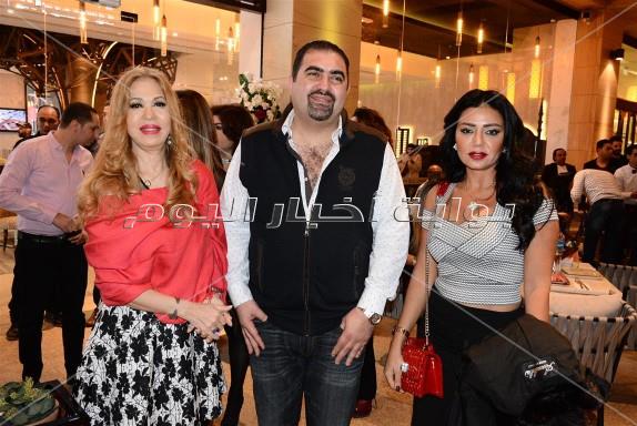 نجوم الفن والإعلام يشاركون في حفل افتتاح أحد المطاعم بمول مصر