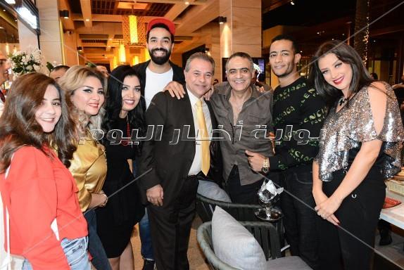 نجوم الفن والإعلام يشاركون في حفل افتتاح أحد المطاعم بمول مصر