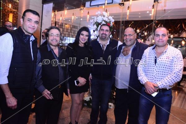 نجوم الفن والإعلام يشاركون في حفل افتتاح أحد المطاعم بمول مصر	