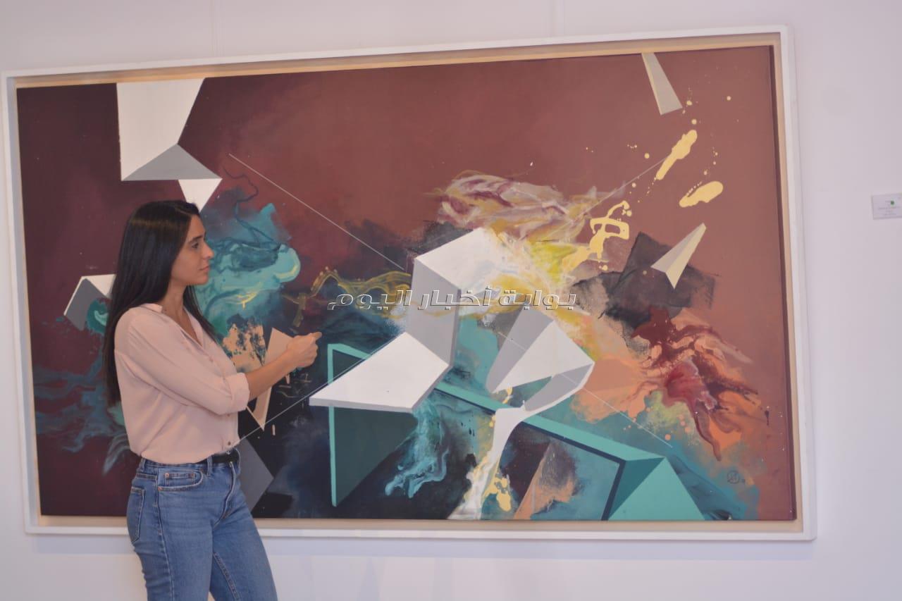إيمان حسين تجسد جمال العشوائية في لوحات فنية