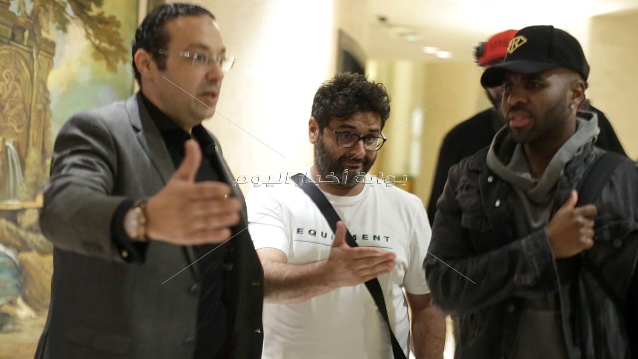 جيسون ديرولو يصل القاهرة استعدادًا لحفله مع تامر حسني 