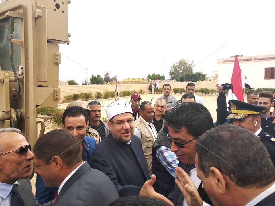 لحظة وصول وزير الأوقاف وأبو هشيمة مسجد الروضة