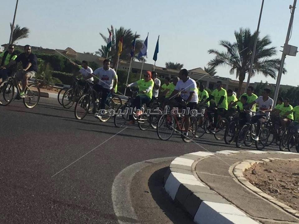 «وزيرة البيئة» تشارك في «ماراثون الدراجات» بشرم الشيخ