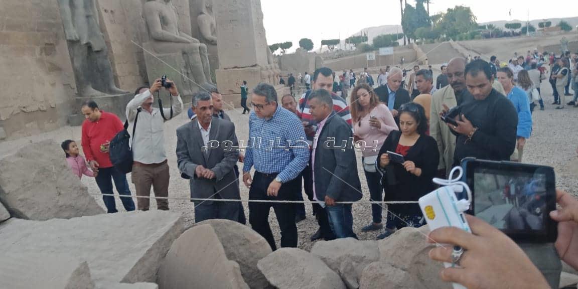 مصطفى وزيري: إعادة تجميع آخر تمثال للملك رمسيس الثاني بمعبد الأقصر