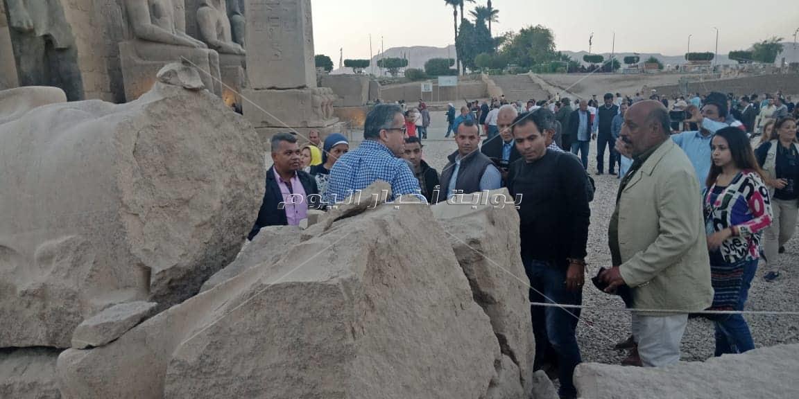 مصطفى وزيري: إعادة تجميع آخر تمثال للملك رمسيس الثاني بمعبد الأقصر
