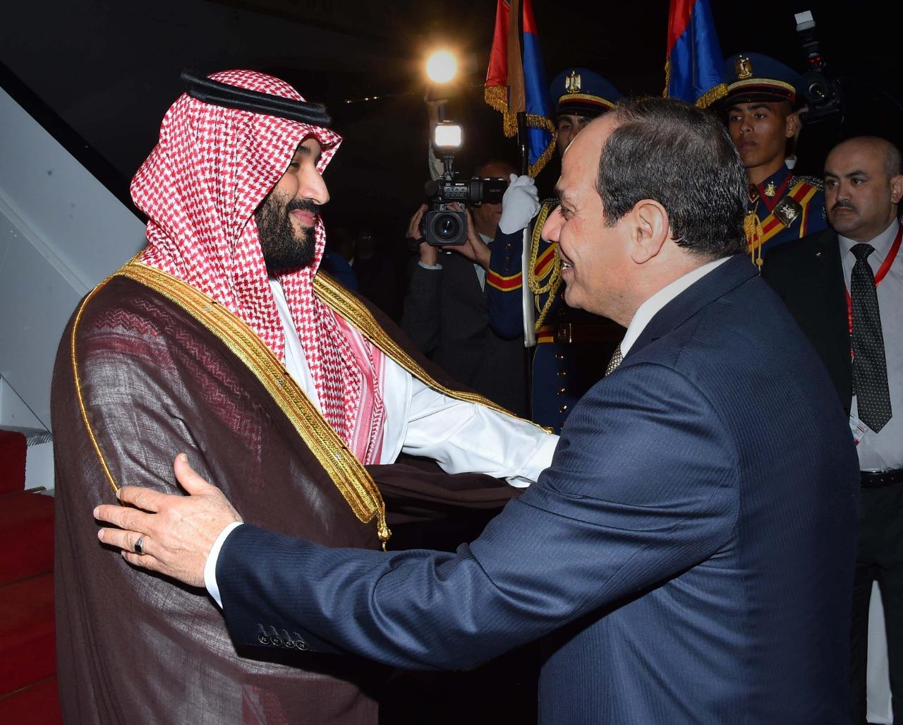 الرئيس السيسي يستقبل محمد بن سلمان في مطار القاهرة