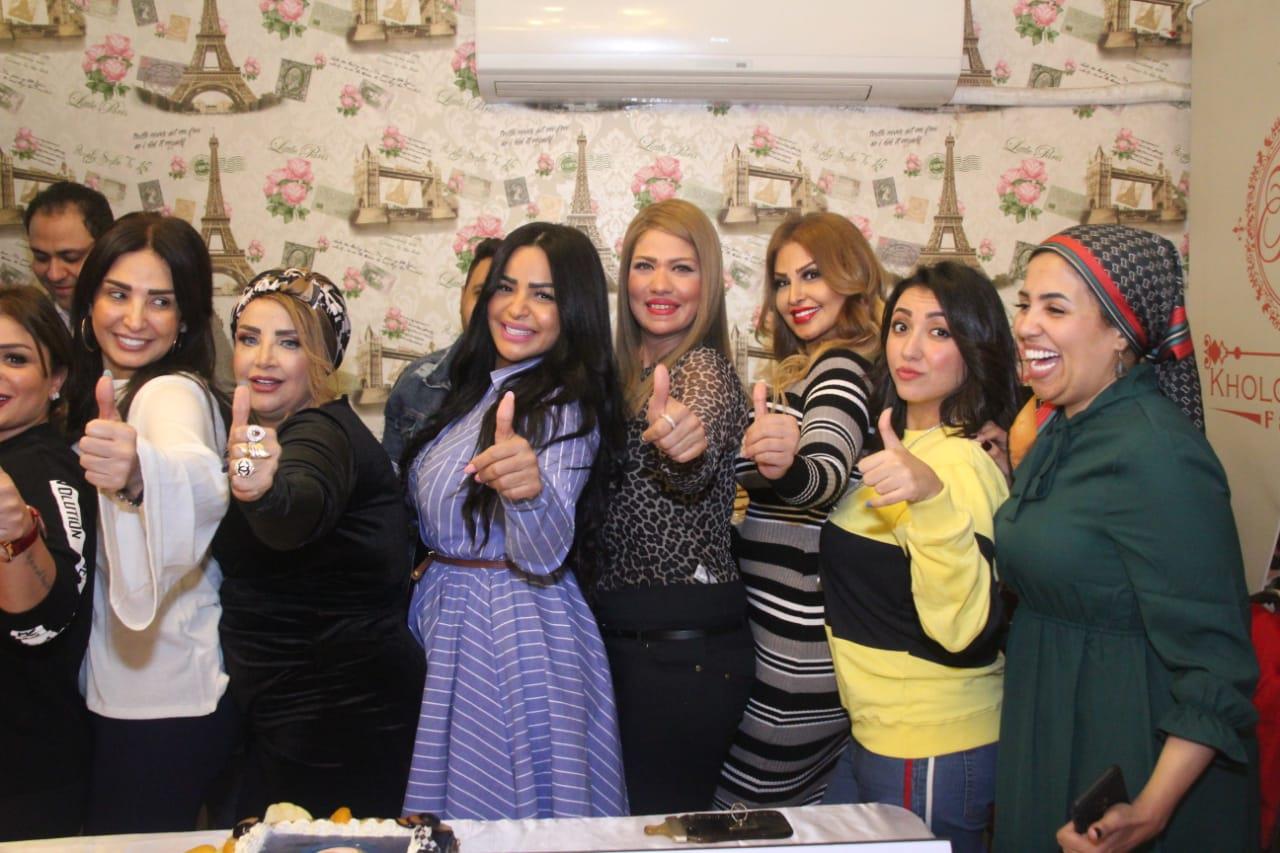 أمل رزق تحتفل بعيد ميلادها مع أصدقائها المقربين