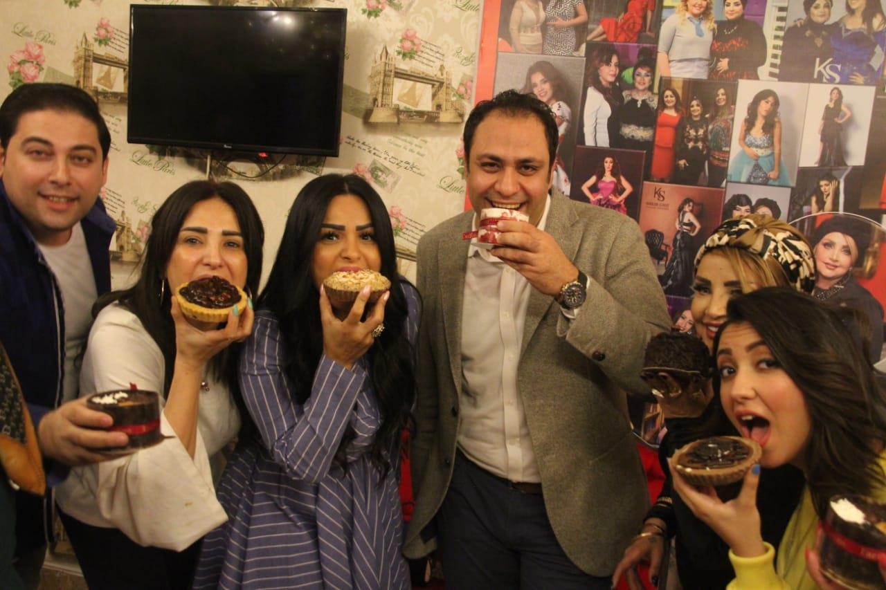 أمل رزق تحتفل بعيد ميلادها مع أصدقائها المقربين