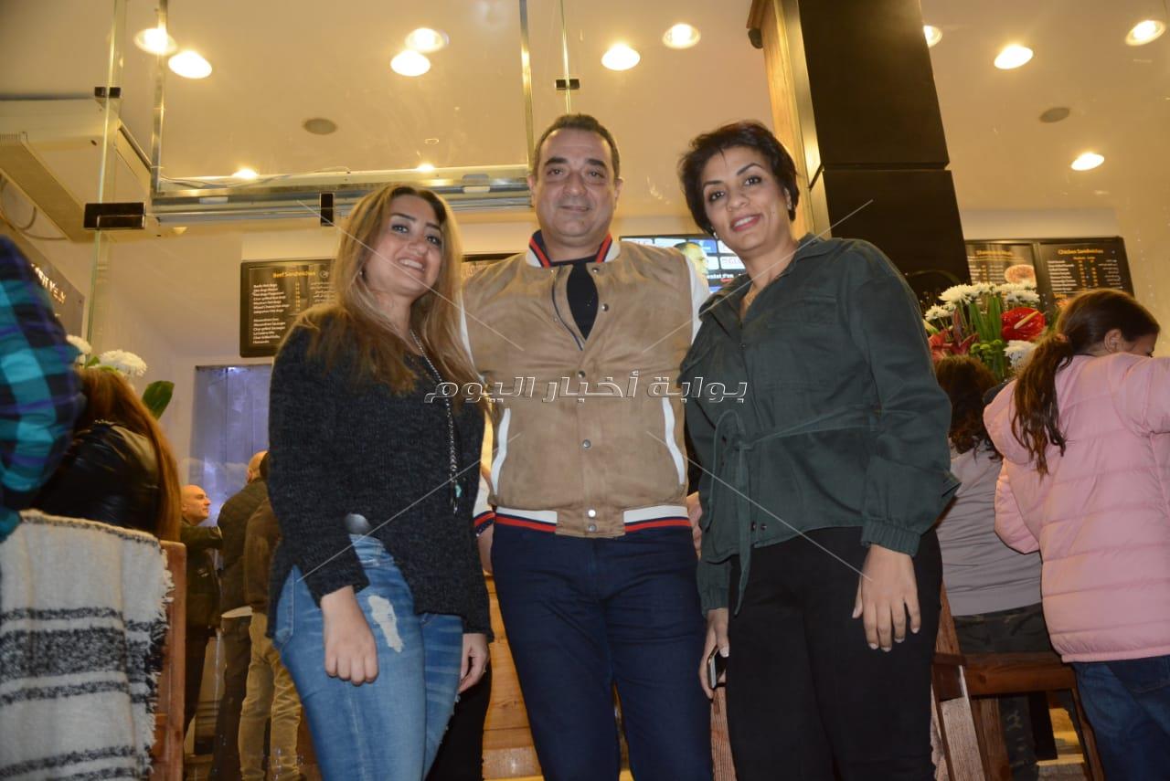 أسامة منير يشارك بحفل افتتاح أحد المطاعم