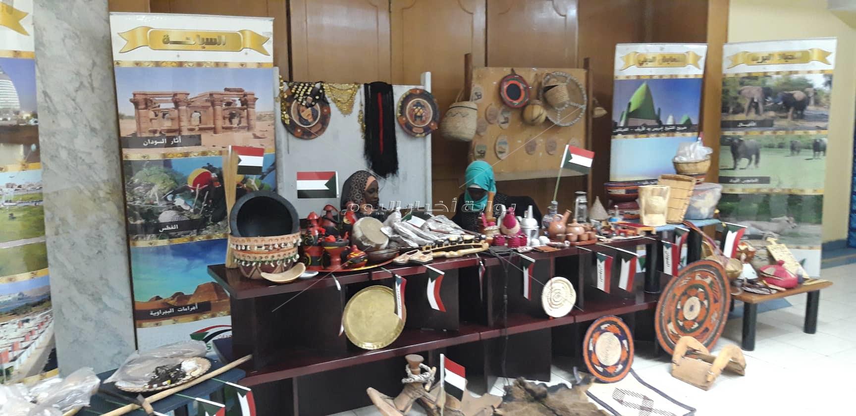معرض للمنتجات البيئية والمشغولات التراثية السودانية بالصحفيين