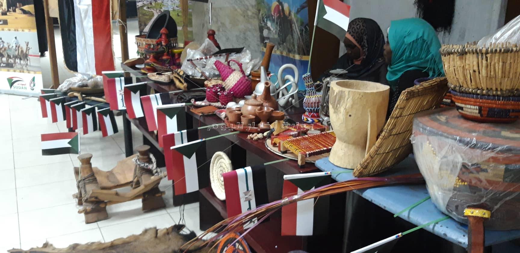 معرض للمنتجات البيئية والمشغولات التراثية السودانية بالصحفيين